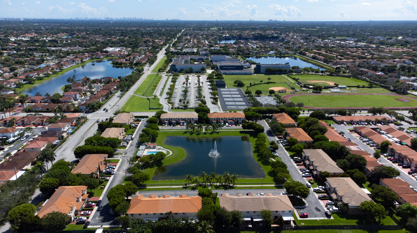 Vue aérienne d'un quartier résidentiel d'Orlando avec condominiums et espaces verts