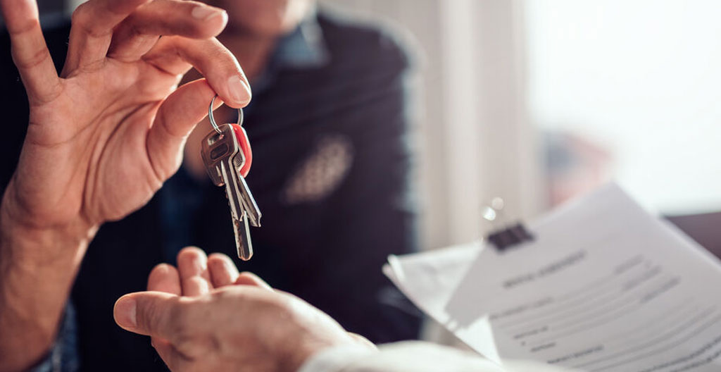 Illustration isométrique d'un écosystème de gestion locative : équipe, prestataires, vacanciers et propriétaire connectés autour d'un appartement aux Sables d'Olonne